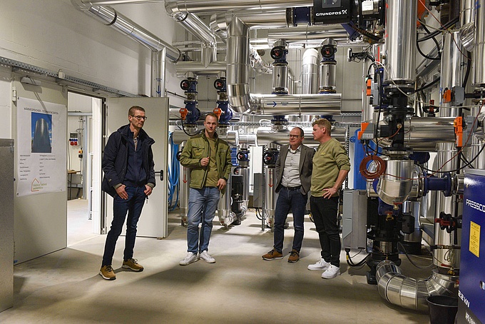 Thomas Rauf, Jochen Nietfeld, Guido Uhl und David Prinz beim gemeinsamen Vor-Ort-Termin in der Energiezentrale Badbergen.