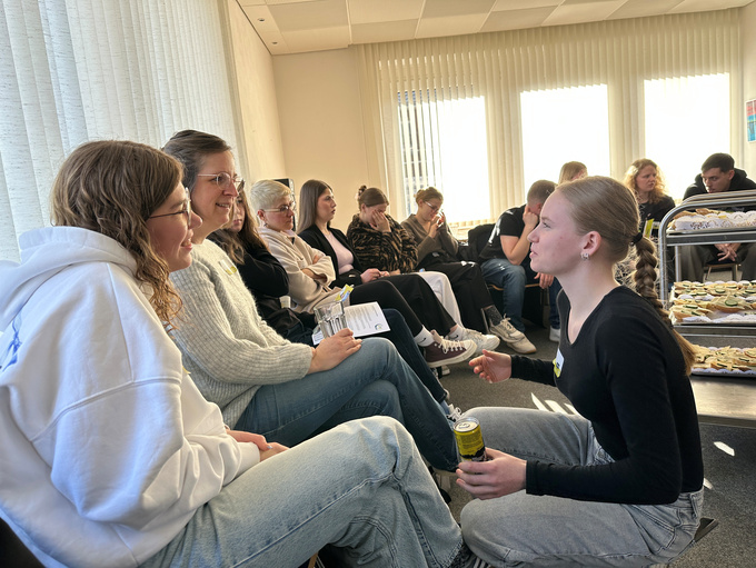 Drei Frauen unterhalten sich.