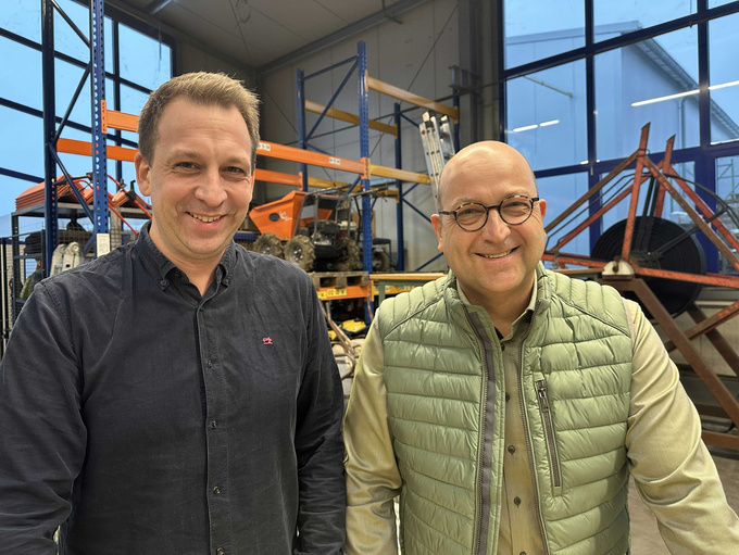 Matthias Herrmann und Martin Heimbrock lächeln in die Kamera.