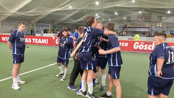 Einige Spieler umarmen sich nach einem gewonnenen Spiel.