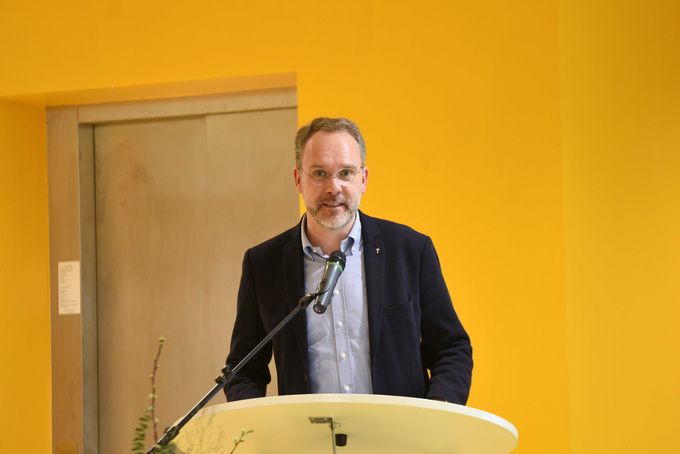 Jan Wilhelm Witte, Vorstandsvorsitzender des Vereins für Heilpädagogische Hilfe Bersenbrück, am Rednerpult. 