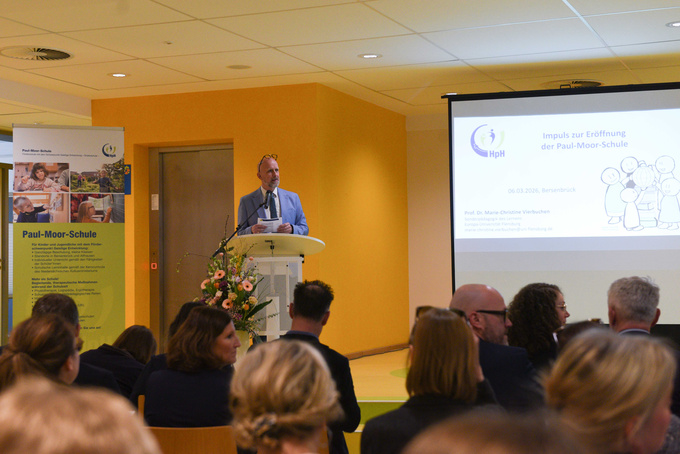 Schulleiter Axel Wichmann bei der Begrüßung.