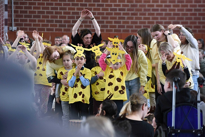 Schüler*innen der Paul-Moor-Schule haben sich als Giraffen verkleidet.