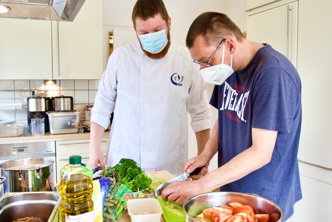 Birger zeigt Sascha, wie man Gemüse richtig schneide
