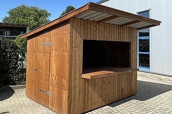 Der Verkaufsstand auf einem gepflasterten Hof, schräg von der Seite