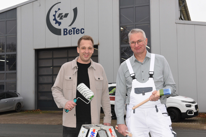 Zwei Mitarbeiter des BeTec Malerbetriebes vor dem Werkstattgebäude.