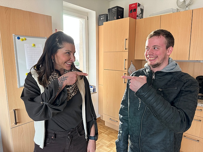 Nicole und Louis sind ein gutes Team. Louis wird durch die Wohnassistenz bei der HpH begleitet.