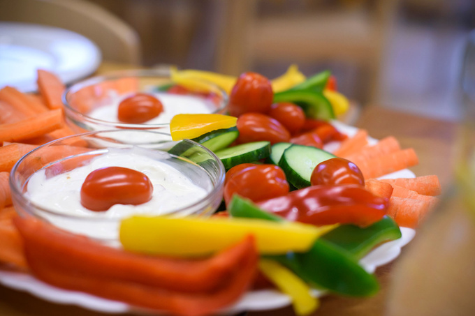 Eine Rohkostplatte mit Dips.