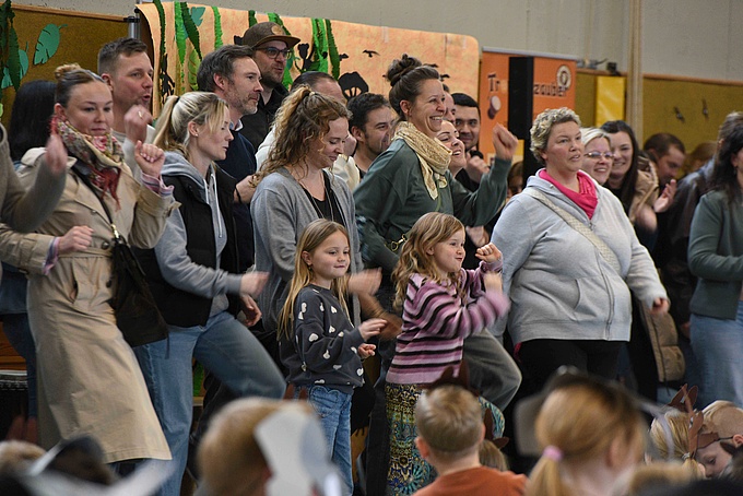 Einige Eltern und Geschwister tanzen begeistert mit. 