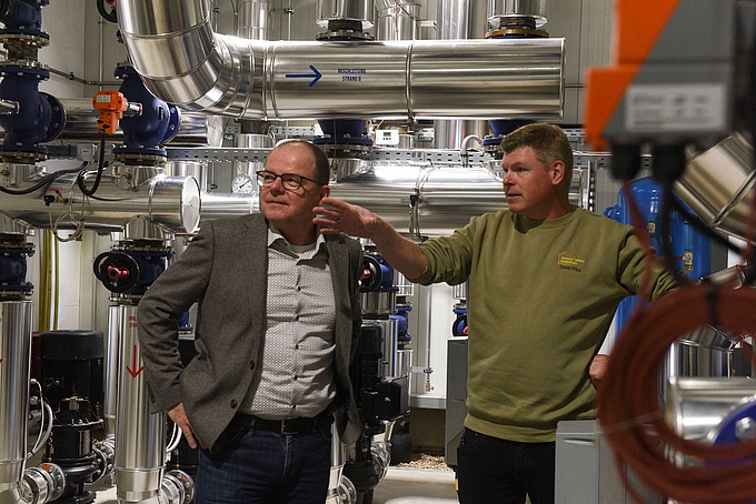  David Prinz (Geschäftsführer EWB) erläutert Guido Uhl (Geschäftsführer HpH) die Technik der Fernwärmeversorgung in Badbergen. 