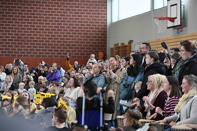 Blick ins Publikum. Viele Eltern machen Fotos und Video von der Aufführung.