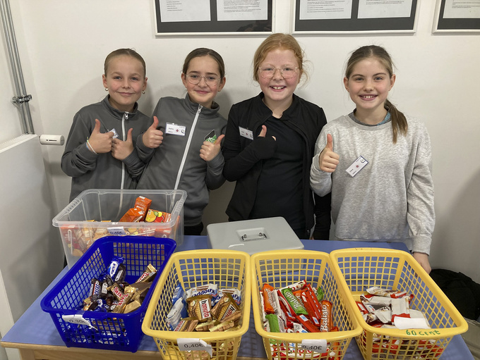 Vier Schülerinnen des Gymnasiums Leoninum bei ihrem Einsatz im Kiosk der Bewegten Tage. Sie haben sichtlich Spaß und halten ihre Daumen hoch.eldfreundlichen Preisen und ganz viel Spaß bei der Sache.