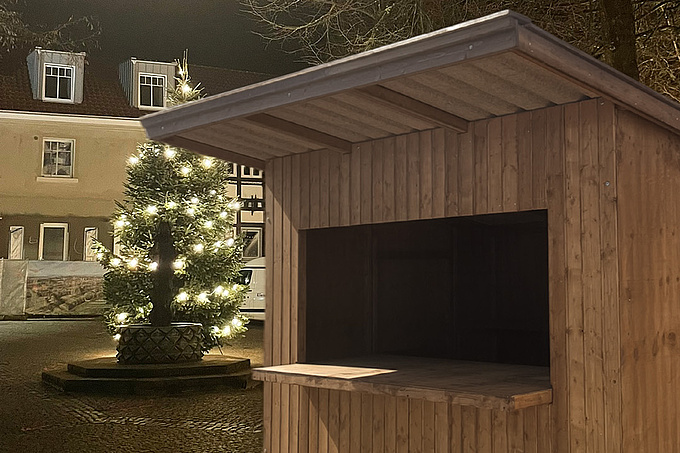 Der Verkaufsstand auf einem Weihnachtsmarkt