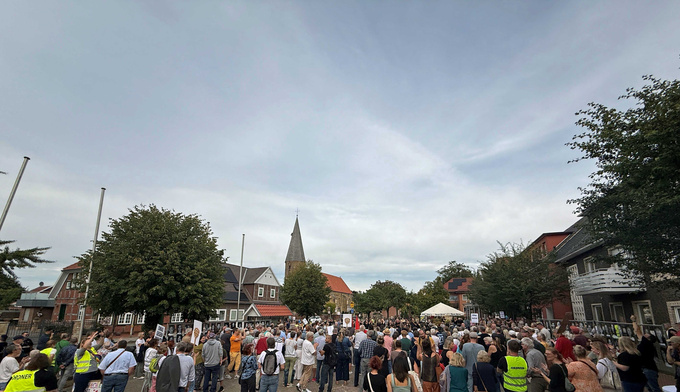 Blick auf den Badberger Marktplatz, auf dem rund 300 Menschen zur Demo zusammengekommen sind.