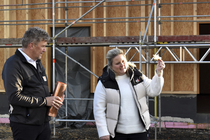 Carsten Völkerding und Linda Westerfeld mit einer Zeitkapsel. 