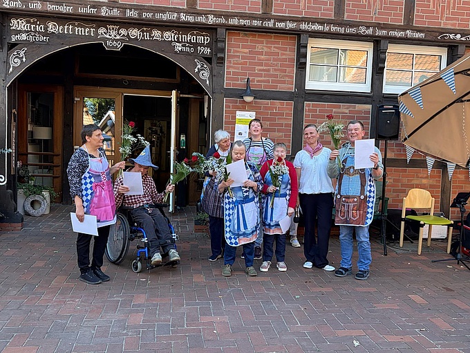 Die Jubilar*innen bekamen Blumen und Urkunden überreicht.