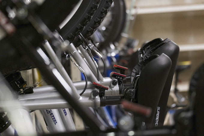  Lassen Sie ihr Rad vor dem Herbst in der Fahrrad-Mehrere Fahrräder hängen in einer Werkstatt. Foto: Cord Allmann/Pixabay.