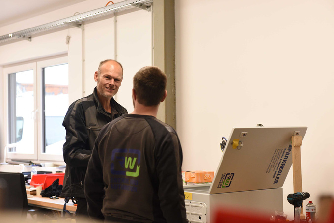 Tobias Kirchhoff (l.) und Herr Neufeld sprechen sich in der Werkstatt ab.