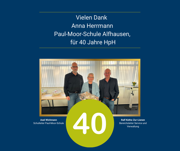 Axel Wichmann, Leiter der Paul-Moor-Schule (l.), und Prokurist Ralf Küthe-Zur-Lienen (r.) gratulieren Anna Herrmann (m.) zum 40. Dienstjubiläum.  