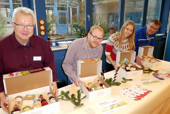 Die Geschenkboxen aus der Reihe „Osnabrücker Landpartie“ gehören zum festen Programm der HpH-Werkstätten. Nicht nur zur Weihnachtszeit sind die Präsentboxen mit regionalen Produkten sehr gefragt.