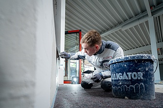 Die Wand wird verspachtelt