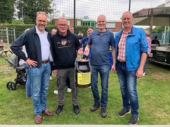 HpH-Vorstandsvorsitzender Pfr. Jan Wilhelm Witte (l.) bedankt sich u.a. bei Andreas Gerdes (2.v.l), dem Präsidenten des Bürgerschützenvereins Fürstenau, für die Ausrichtung der Veranstaltung. 