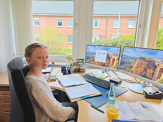 Eine Schülerin sitzt am Schreibtisch beim Familienunterstützenden Dienst/Freizeit und Reisen.