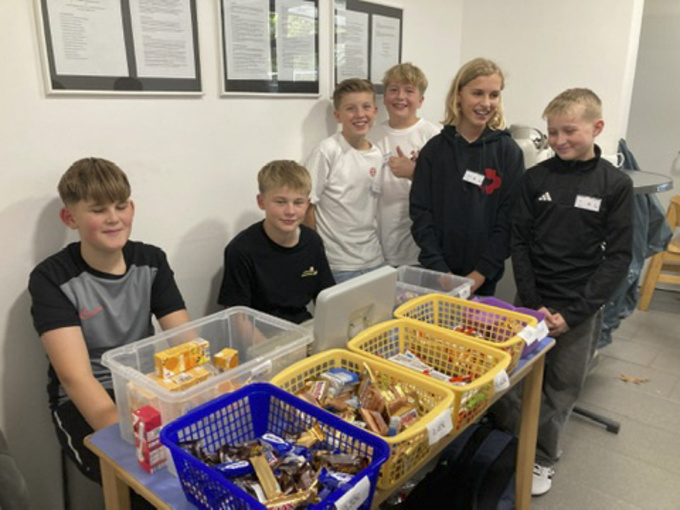 Schüler des Gymnasiums Leoninum im Einsatz am Kiosk.