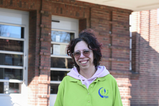 Die frühere Schülerin der Wilhelm-Busch-Schule Isabell Columbus steht vor dem Bramscher Bahnhof. 