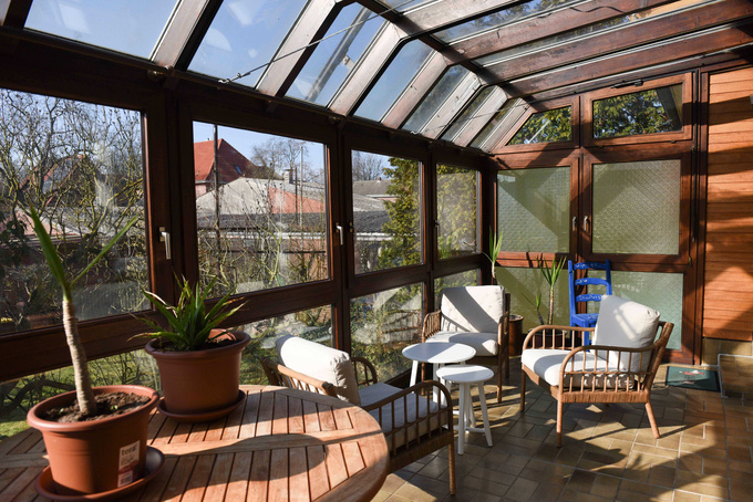 Blick in den lichtdurchfluteten Wintergarten.