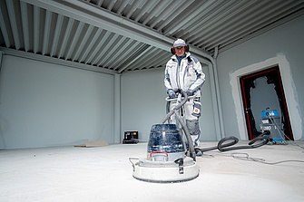 Boden schleifen oder polieren mit der Maschine